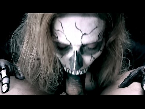 ❤️ Demon cailín sucking coileach lena béal dubh agus shlogtha cum. Físeán fuck ag ga.xxxifuck.ru