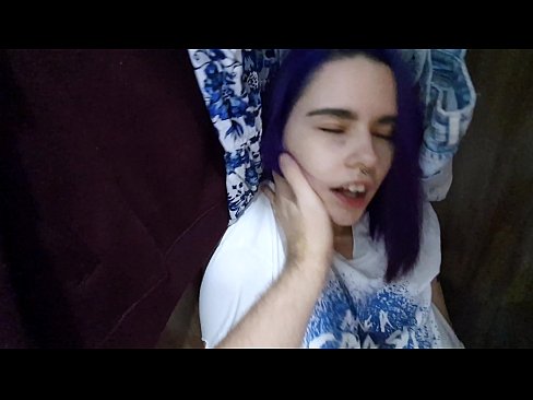 ❤️ Aimsíodh mo SIS sa closet agus chabhraigh sí cum Físeán fuck ag ga.xxxifuck.ru